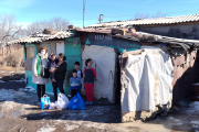 Familie Grigoryan lebt in einer Hütte, die größtenteils aus Blech, Pappe und  Decken besteht. Kälte und Nässe dringen in den „Wohnraum“ ein. Im Winter ist  es besonders schlimm.