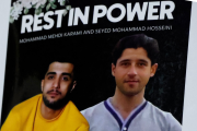 Seyed M. Hosseini (39) und Mohammad M. Karami (22) wurden im Januar hingerichtet. Ein Demonstrant in Paris ehrt sie mit dem Slogan „Rest in Power“ (angelehnt an „Ruhe in Frieden).“