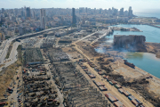 Die Luftaufnahme des Hafenviertels von Beirut macht das Ausmaß der Zerstörung sichtbar. Die Explosion des Lagerhauses riss gar einen Krater in den Hafen. Die anschließende Druckwelle zerstörte große Teile der Stadt und forderte viele Tote und Verletzte.