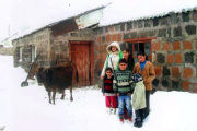Familie Chatoyan in Armenien mit ihrer Kuh vom Kuhbank-Projekt