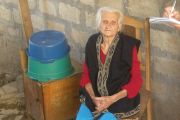 Bergkarabach: viele alte Menschen sind allein, wie die schwerkranke Vasilina Virabyan (83), die von unserer Mitarbeiterin Aljona Zetunyan Lebensmittel überreicht  bekommt.