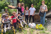 Ruzanna Khachatryan und ihre Kinder freuen sich über das  Lebensmittelpaket, das ihnen Hoffnungszeichen-Mitarbeitende überbringen.
