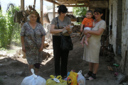 Kristina Israjelyan (r.) berichtet unserer Mitarbeiterin Aljona Zeytunyan (Mitte) von familiären Schicksalsschlägen. Einige Angehörige sind krank, die Armut der Familie ist groß.