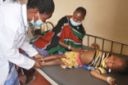Behandlung der kleinen Abigale in der Hoffnungszeichen-Station im ostugandischen Kosike.