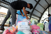 Nothilfe nach Beben und Tsunami: Hoffnungszeichen stellte gemeinsam mit seinem lokalen Partner Karya Alpha Omega Foundation 500 Familien in Palu Trinkwasser, Planen, Hygieneartikel und Decken bereit.