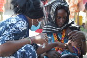 Die mobile Klinik erreicht diejenigen, die sonst zu weit von medizinischer Hilfe entfernt leben. U. a. werden Kinder geimpft oder bei Mangelernährung mit Spezialnahrung versorgt.  
