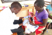 Selina ist erleichtert und glücklich: Ihr Sohn ist gesund, und beide werden von unserem medizinischen Team in Kosike betreut.