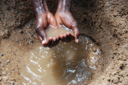  Wasser ist in Ostafrika knapp, ganz besonders halbwegs sauberes "Trinkwasser".