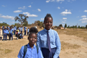 Die beiden Schülerinnen Grace (12) und Josephine (14) freuen sich, dass es in ihrem Dorf und in ihrer Schule jetzt Möglichkeiten gibt, sich mit sauberem Wasser zu waschen.
