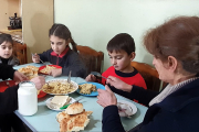 Nahrung für Familie Abrahamyan