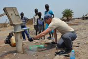 Menschenrechtsexperte Klaus Stieglitz bei Untersuchungen im Südsudan.