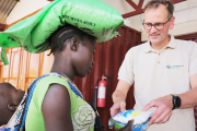 Klaus Stieglitz bei Nahrungsmittelübergabe in Kosike/Uganda