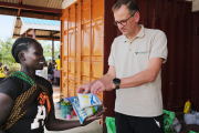 Klaus Stieglitz in Ostuganda bei einer Verteilung von Nahrungsmittelhilfe.