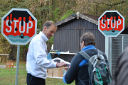 Klaus Stieglitz verteilt Wasserflaschen und Flyer