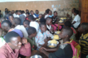 Die Straßenkinder im kongolesischen Bukavu haben ein hartes Leben. Hoffnungszeichen unterstützt vier Einrichtungen, in denen sie warme Mahlzeiten, Schutz und eine Ausbildung erhalten.
