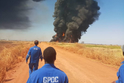 Schwarze Rauchwolken über der Ölverarbeitungsanlage „El Toor“ im Südsudan