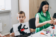 Eines von vielen wichtigen Hilfsangeboten: Traumatisierte Kinder können durch Hoffnungszeichen therapeutisch betreut werden.