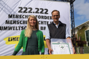 Klaus Stieglitz (r.) und Olga Diemar (l.) von Hoffnungszeichen e.V. setzen sich für die Achtung der Menschenrechte ein. Hier bei der Übergabe von Protestkarten für ein Lieferkettengesetz an das Bundeskanzleramt.