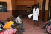 Mitarbeiter in der Hoffnungszeichen-Klinik in Kosike/Uganda verteilen zur Prävention vor Malaria Moskitonetze. Patienten mit Malaria werden mit Medikamenten behandelt. 