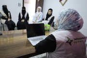Syrische Frauen beteiligen sich an einer Trainingsmaßnahme zur Förderung von Frieden und sozialem Zusammenhalt in ihren Gemeinden.