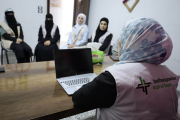 Syrische Frauen beteiligen sich an einer Trainingsmaßnahme zur Förderung von Frieden und sozialem Zusammenhalt in ihren Gemeinden.