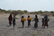 Wenn die Zisternen in der Trockenzeit leer sind, laufen Frauen bis zu 24 Stunden, um Wasser zu holen. Wasserlieferungen in die Gemeinden verkürzen ihnen den Weg.
