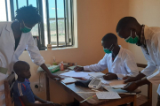 Die saisonale Malariawelle und das Coronavirus sind für unser medizinisches Team in Kosike eine doppelte Belastung. Die Mitarbeiter bereiten sich auf eine große Anzahl Patienten vor – denn das Virus wird die Schwächsten schwer treffen.