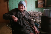Die 82-jährige Torvayan Schochik fürchtet sich vor den verbleibenden Winterwochen. Noch hat sie ein wenig Reisig zum Heizen, doch der Topf auf dem kleinen Ofen bleibt meist leer.
