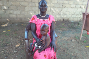 Saba Malek ist schwer mangelernährt und an Malaria erkrankt. Mutter Mary Akol machte sich mit ihrer Tochter auf den langen Weg zur Klinik in Rumbek, in der Hoffnung auf Hilfe.