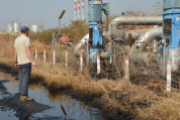 Nachdem Bewohner von salzig schmeckendem Wasser berichteten, dokumentierte Klaus Stieglitz (Hoffnungszeichen) mit einem Team die unsachgemäße Förderung und Weiterverarbeitung von Rohöl im Gebiet Thar Jath.