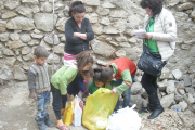 Es ist bereits Nachmittag und die Kinder von Marina Grigorjan hatten heute noch nichts zu essen. Sie können es gar nicht erwarten, die von unserer Mitarbeiterin Aljona Zeytunyan überreichten Tüten mit Lebensmitteln zu öffnen.