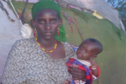 Dabo Budha und ihre vier Monate alte Tochter Adho leben in der Gemeinde Dukana im Norden Kenias unter ärmlichen Bedingungen.