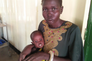 Nyibol Manyang ist müde und kraftlos. Die Zweijährige ist an Malaria erkrankt und braucht dringend Hilfe. Ihre Mutter brachte das Mädchen in die Krankenstation der Diözese Rumbek.