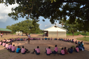 Aufgrund fehlender Klassenzimmer wurden viele Schülerinnen und Schüler in  der Diözese Rumbek lange Zeit im Freien unter Bäumen unterrichtet, die kaum  Schutz bieten vor Wind und Wetter.