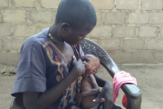 Nyibol Marial versucht, ihre stark mangelernährte kleine Tochter Akol zu stillen. Doch das Kind ist zu schwach, und die Mutter ist selbst mangelernährt.