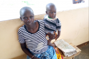 Die einjährige Cherotich Jackline litt an Mangelernährung und brauchte dringend Hilfe. Diese findet das Mädchen im Ernährungsprogramm der Hoffnungszeichen-Klinik in Kosike.