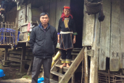  Thanh Lam und seine Frau Thi Mun vor ihrem Haus in Binh An. 2015 erhielten sie als erste Teilnehmer des Kuhbank-Projekts in ihrem Dorf eine Kuh.
