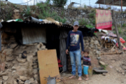 In dieser provisorischen Unterkunft lebte Jhakendra Magae viele Monate mit seiner Familie. Seit Mai haben sie endlich wieder ein sicheres Dach über dem Kopf.