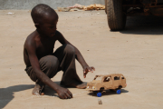 Zahlreiche Kinder leben in Bukavus Straßen. Häufig sind sie Opfer von Gewalt, haben keinen Schulabschluss und nur unregelmäßig etwas zu essen. Ihr Kontakt zu Angehörigen ist gering oder nicht vorhanden.