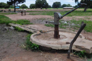 Wasserstellen und Brunnen mit sauberem Wasser sind lebenswichtig für die Dorfbewohner.