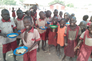 In der Grundschule der Loreto-Schwestern in Maker Kuei erhalten die gut 1.000 Jungen und Mädchen täglich eine vollwertige Mahlzeit.