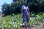 Amrech Shano Mareno bewirtschaftet ein kleines Stück eigenes Land im Südwesten Äthiopiens. Die Frau nimmt an einem Projekt teil, in dem sie lernt, ihre Ernte vor langen Dürrephasen zu schützen.