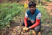 Ramkrishna Murmu verdient seinen Lebensunterhalt als Gemüsebauer. In Schulungen lernt er, wie er seine Pflanzen vor den Wetterextremen schützen kann und Gemüse nachhaltig angebaut wird.