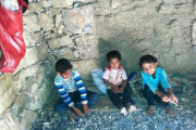 Drei der fünf Kinder von Nedhal und Abubaker lassen sich von den Helfern unseres Partners RDP gern fotografieren. Die Familie wurde durch den Krieg vertrieben, leidet akuten Hunger und hofft auf Nahrungsmittelhilfe.