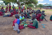 Die Schülerinnen und Schüler der Loreto-Grundschule erhalten täglich warme Mahlzeiten. Neben Haferbrei zum Frühstück stehen Bohnen mit Hirse auf dem Speiseplan.