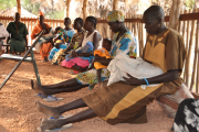 Die medizinische Infrastruktur im Südsudan wurde im Bürgerkrieg fast vollständig zerstört. In der Klinik der Diözese Rumbek warten täglich Eltern mit ihren unterernährten und kranken Kindern auf eine Behandlung.