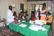 Jeden Tag ist der Andrang in der Klinik in Rumbek groß. Mütter, die mit ihren Kindern oft stundenlange Fußmärsche hinter sich haben, warten geduldig.