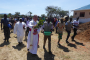 Bischof Damiano Guzzetti segnet in einer Prozession das Klinikgelände, die Bauten und die Menschen. Mit der Einweihung des Gesundheitszentrums erfüllt sich für viele Menschen in der Region Kosike eine große Hoffnung.