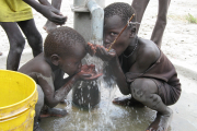 Kinder der Region Thar Jath trinken Wasser aus den Handbrunnen der Dörfer. Doch dieses ist vielerorts mit Blei und Barium verseucht und gefährdet ihre Gesundheit.