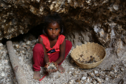 Dieses Mädchen ist eines von circa 32.000 Kindern, die in Indien und Madagaskar Glimmerminerale schürfen. Glimmer wird u. a. in der Produktion von Haushaltsgeräten und Handys verwendet.